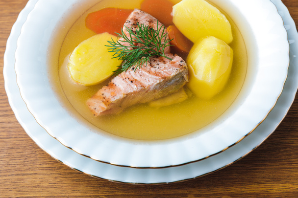 Крупный план изысканного здорового лососиного супа на деревянном столе
  - Фото, изображение