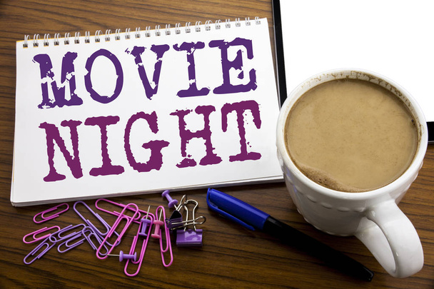 Это послание Movie Night, фон попкорна и текст Movie Night
 - Фото, изображение