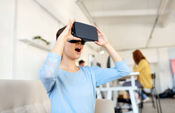 happy woman with virtual reality headset at office - Foto, Imagem