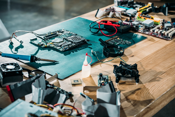 Table de réparation avec circuit imprimé et équipement d'ingénierie
  - Photo, image