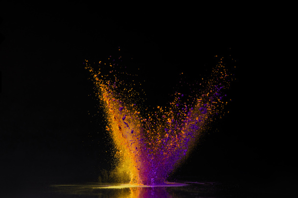 explosión de polvo de holi naranja y púrpura en negro, festival hindú de primavera
 - Foto, Imagen