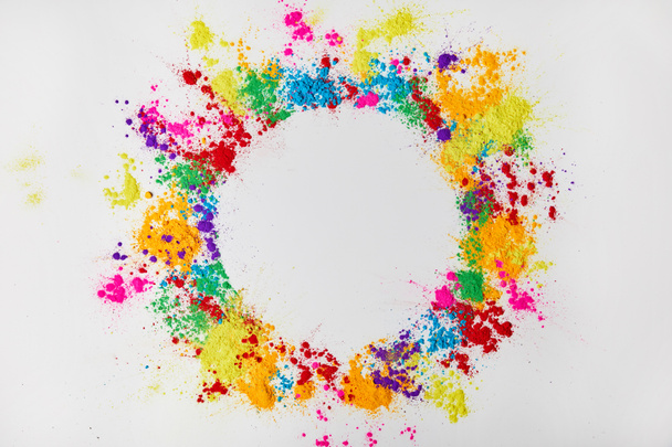 cornice circolare di polvere tradizionale multicolore, isolata sul bianco, festa dei colori
 - Foto, immagini