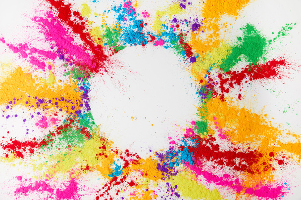 cadre rond de poudre traditionnelle multicolore, isolé sur blanc, holi festival
 - Photo, image