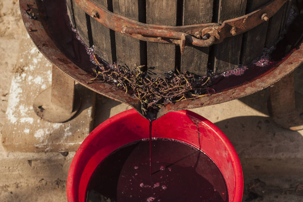 Виноделие. Технология производства вина. Народная традиция делать вино. Производство вина в Молдове. Древняя традиция переработки винограда. Соковыжималка используется для прессования вина
. - Фото, изображение