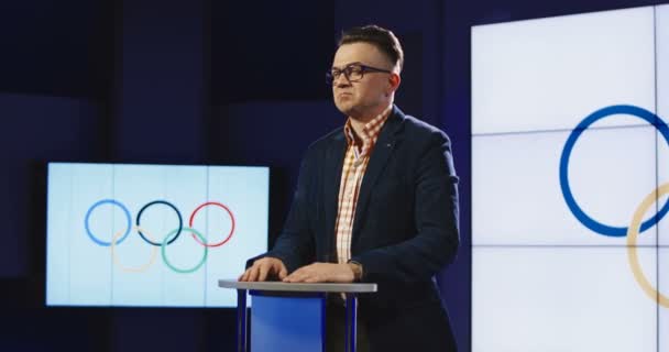 Nieuwsanker lezen van het nieuws van de Olympische sporten - Video