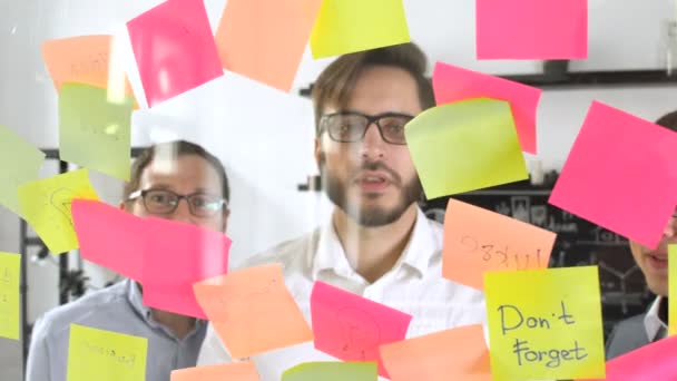 Man post in sticky note while meeting in office on the sticker is written YES - Metraje, vídeo