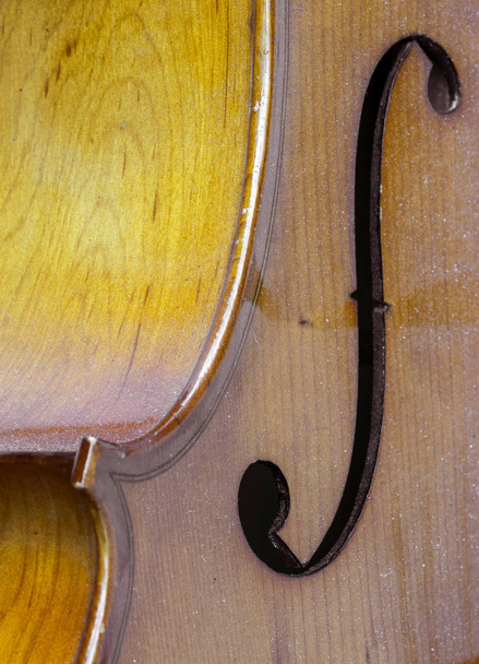 Крупный план струнной виолончели с f отверстиями
 - Фото, изображение