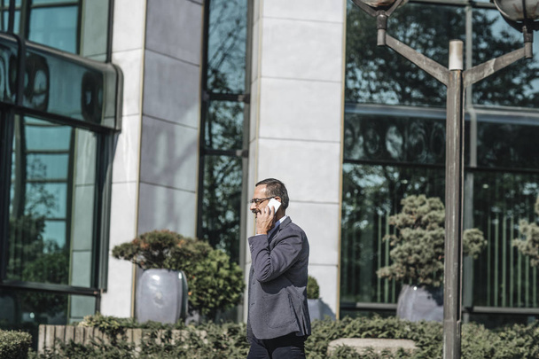 Empresario hablando por teléfono celular
 - Foto, Imagen