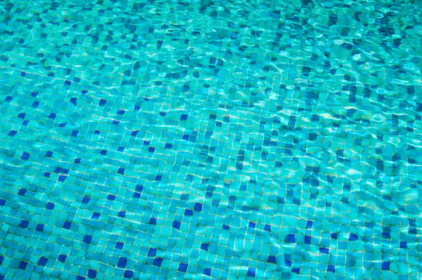   Wody i kolorowy niebieski płytki w basenie - Zdjęcie, obraz