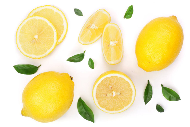 Zitrone und Scheiben mit Blatt isoliert auf weißem Hintergrund. flache Lage, Draufsicht - Foto, Bild
