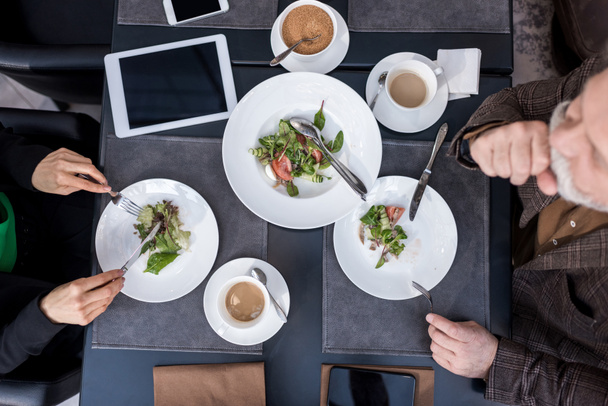 Вид сверху на мужчину и женщину, обедающих вместе в ресторане
 - Фото, изображение