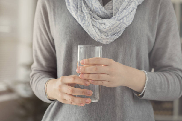 jeune femme tenant un verre d'eau - Photo, image
