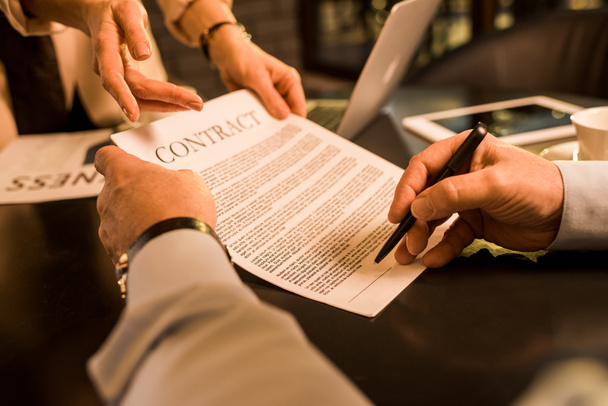 бизнесмен подписывает договор во время встречи с коллегой по бизнесу в кафе
 - Фото, изображение