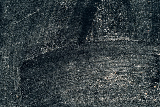 cornice completa di tavolo scuro con backgorund farina
 - Foto, immagini
