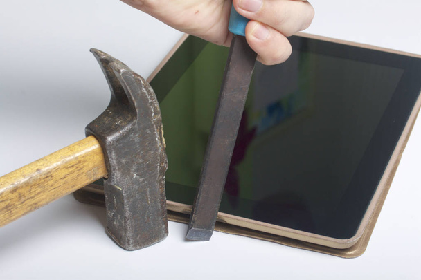 Tablet and working tools. On the white surface of the table is a tablet, skein, chisel and pliers. Destruction and repair of electronic devices. - Foto, Imagem