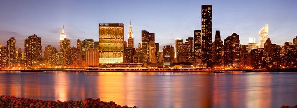 Скайлайн зданий в центре Манхэттена, Нью-Йорк, штат Нью-Йорк, США
 - Фото, изображение