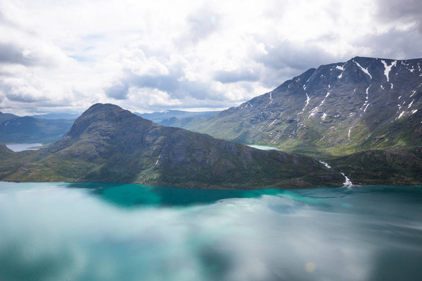 Besseggen の風景。美しい青い湖とノルウェーの天気の良い - 写真・画像