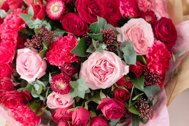 ガラスの花瓶の混合の赤とピンクの花のクローズ アップの美しい豪華な花束。花屋で花屋の仕事。壁紙 - 写真・画像