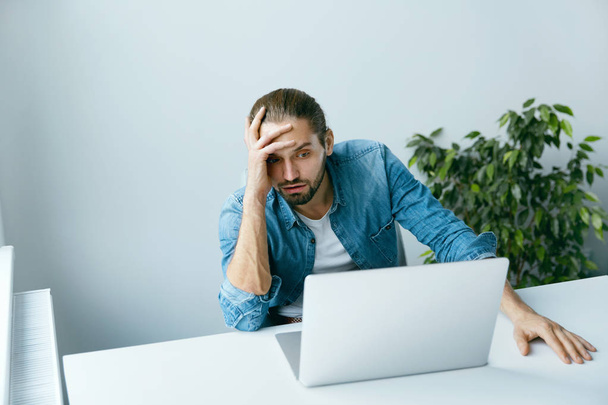 Work Stress. Man Working On Computer - Foto, afbeelding