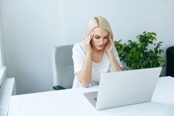Work Stress. Woman Feeling Headache, Working On Computer - Foto, imagen