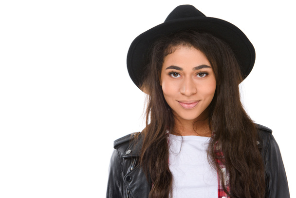 retrato de cerca de la joven sonriente con sombrero mirando a la cámara aislada en blanco
 - Foto, Imagen