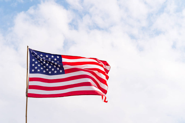 Σημαία των Ηνωμένων Πολιτειών της Αμερικής (ΗΠΑ) στον άνεμο - Φωτογραφία, εικόνα