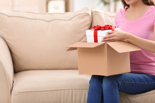 Woman received gift in parcel box at home - Fotoğraf, Görsel
