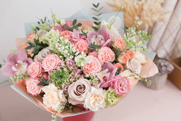 Közelkép gyönyörű luxus csokor vegyes virágok üveg vázák. a virágárus munkája egy virágüzletben. Tapéta - Fotó, kép