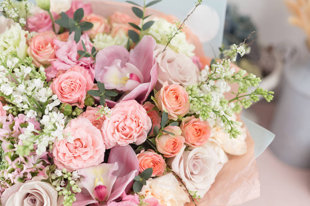 Großaufnahme schöner luxuriöser Strauß gemischter Blumen in Glasvasen. die Arbeit des Blumenhändlers in einem Blumenladen. Tapete - Foto, Bild