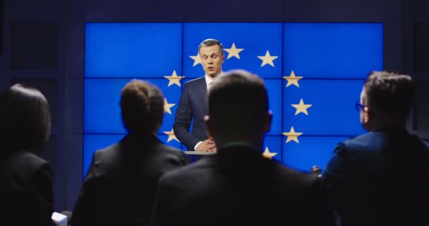 Porta-voz da UE que concede entrevista em conferência
 - Filmagem, Vídeo