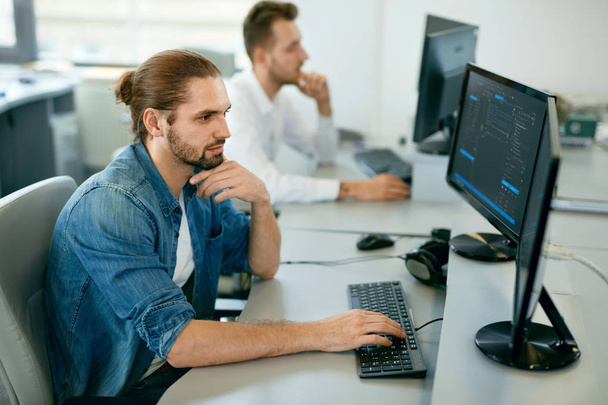 Programmers Working, Looking At Computer In IT Office. - Foto, Imagen