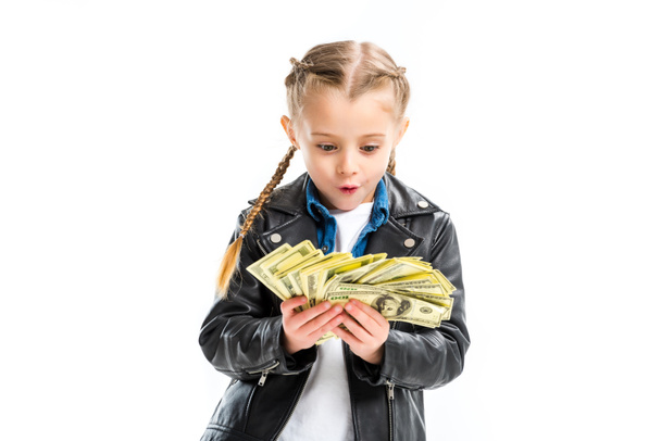 Schockiertes Kind blickt auf Banknoten in weißen Händen - Foto, Bild