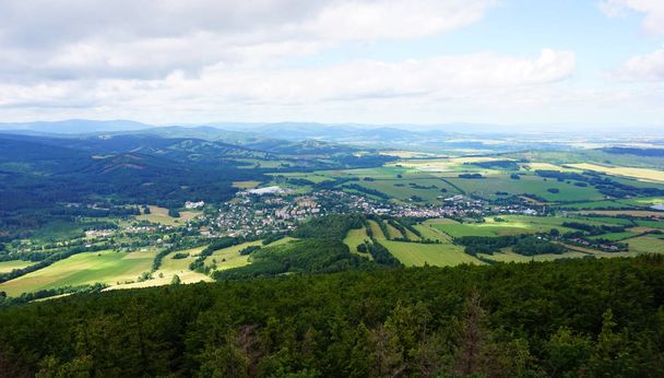 Moravische landschap vanaf de toren als zeer mooie groene achtergrond - Foto, afbeelding