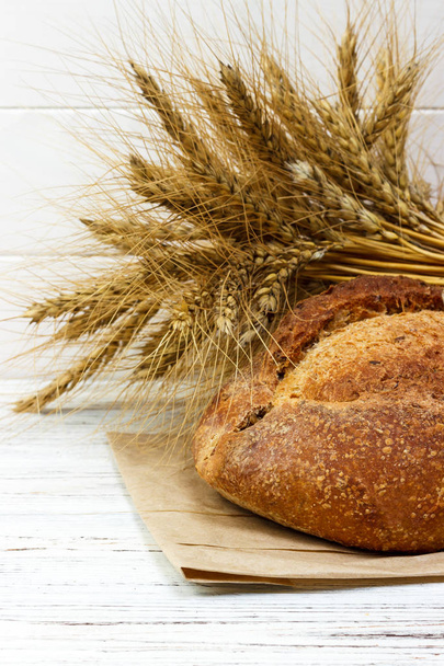 Chléb a pšenice na bílém pozadí dřevěná - Fotografie, Obrázek