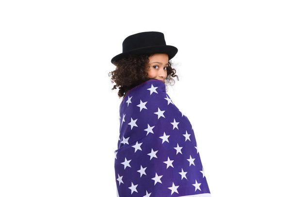 смішна маленька дитина в капелюсі вкрита прапором США ізольована на білому
 - Фото, зображення