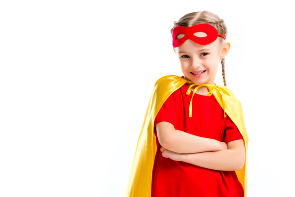 Eccitato piccola supergirl indossa mantello giallo con maschera rossa per gli occhi sulla fronte isolato su bianco
 - Foto, immagini