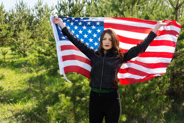 Μια νεαρή όμορφη γυναίκα με μια σημαία του χώρου αντίγραφο Ηνωμένες Πολιτείες της Αμερικής - Φωτογραφία, εικόνα