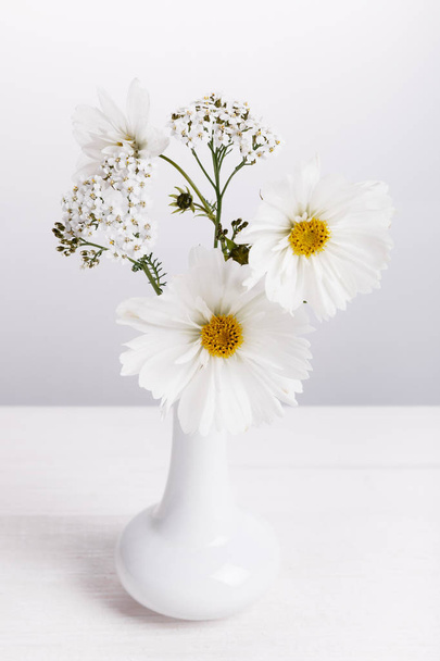 ホワイト ボードに白い花の花束 - 写真・画像