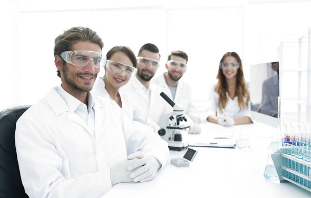 Male scientist and the team in the lab. - Zdjęcie, obraz
