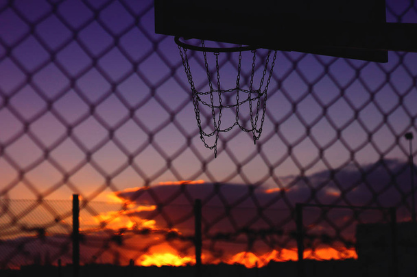 Basketbalové hřiště při západu slunce - Fotografie, Obrázek