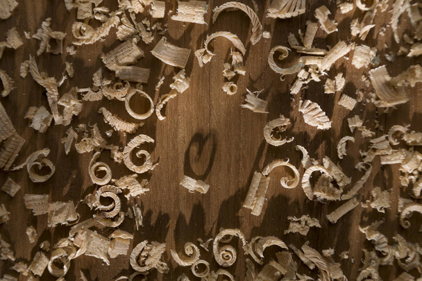 Sombra en forma de corazón en virutas de madera
 - Foto, Imagen