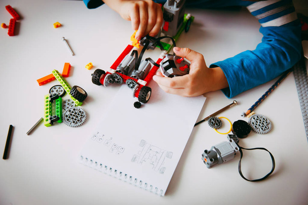malý chlapec budování robota na lekci školy o robotické technologie - Fotografie, Obrázek