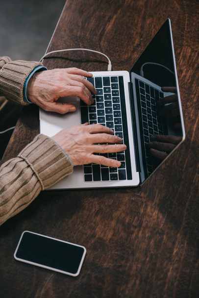 Close-up view of senior man hands using laptop - Fotografie, Obrázek