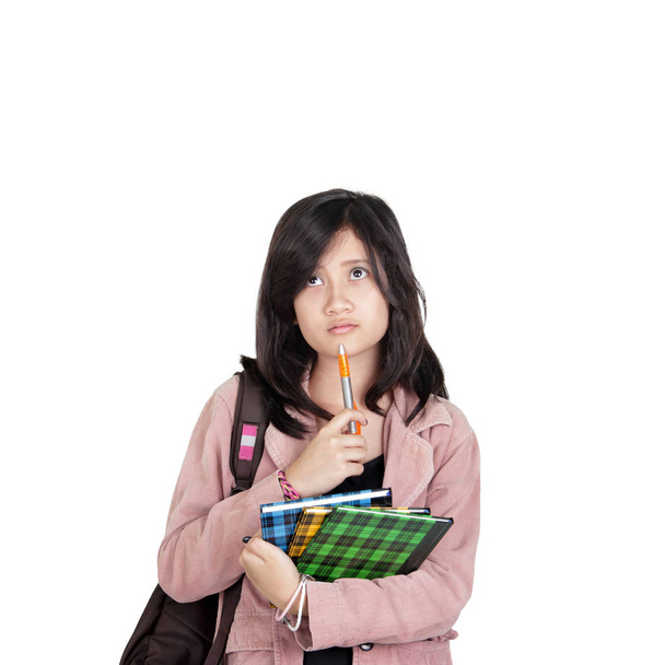 Portrait du visage d'une étudiante, regardant vers le haut, copiant l'espace, isolé sur le blanc
 - Photo, image