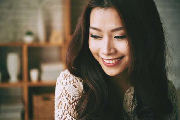 Twarz ładny Asian młoda kobieta uśmiechając się, kiedy marzy - Zdjęcie, obraz