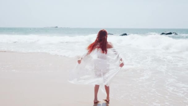 joven mujer disfruta relajarse en el océano
 - Imágenes, Vídeo