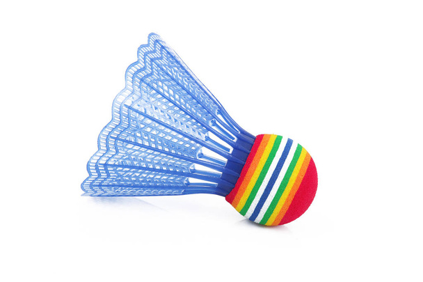 badminton bal op witte achtergrond - Foto, afbeelding
