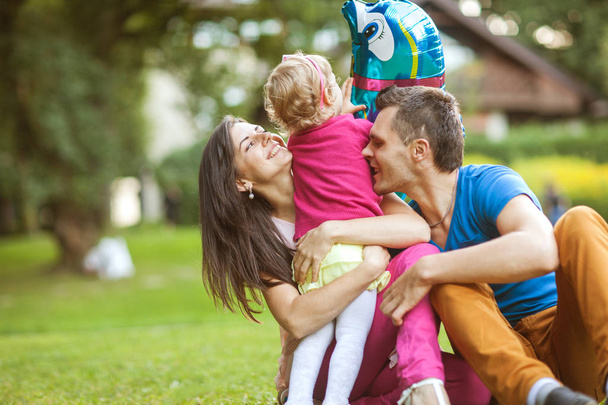 familia feliz jugando en el parque con su hija
 - Foto, imagen