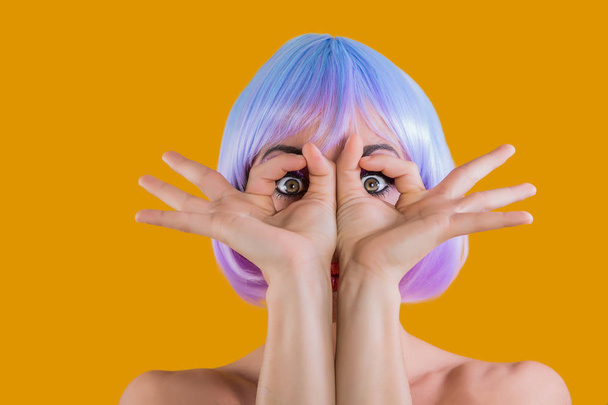 Девушка в парике с удивленными глазами
 - Фото, изображение