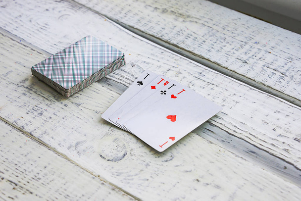 Jugar a las cartas aces
 - Foto, Imagen